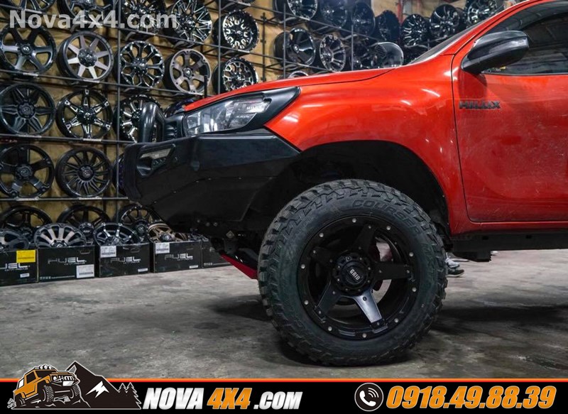 Hình ảnh xe bán tải Toyota hilux 2019 thay mâm Fuel và lốp độ hàng hiệu USA cực hầm hố