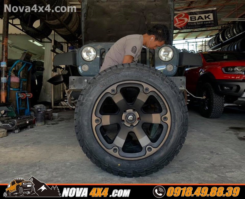 Hình ảnh xe Toyota Hilux 2019 gắn mâm Fuel và lốp độ chính hãng USA cực đẹp