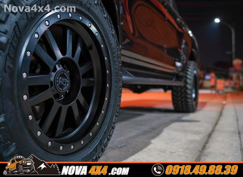 Hình ảnh xe bán tải Mazda BT50 2018 2019 2020 thay mâm Fuel và lốp độ nhập khẩu USA cực đẹp