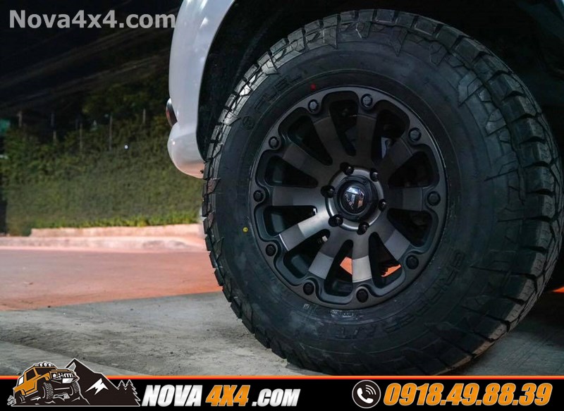 Hình ảnh xe bán tải Nissan Navarra 2019 gắn mâm Fuel và lốp độ hàng hiệu USA cực chất