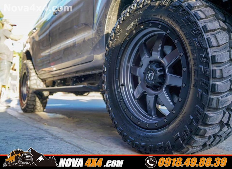 Hình ảnh xe bán tải dòng xe Hilux 2019 thay mâm Fuel và lốp độ nhập khẩu USA cực đẹp