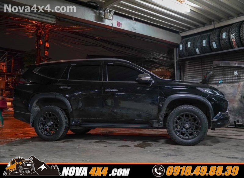 Hình ảnh xe bán tải dòng xe Hilux 2019 gắn mâm Fuel và lốp độ hàng hiệu USA cực hầm hố