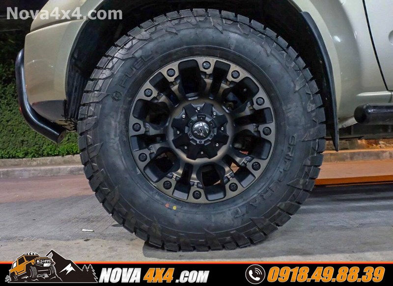 Hình ảnh xe bán tải Hilux 2019 thay mâm Fuel và lốp độ nhập khẩu USA cực chất