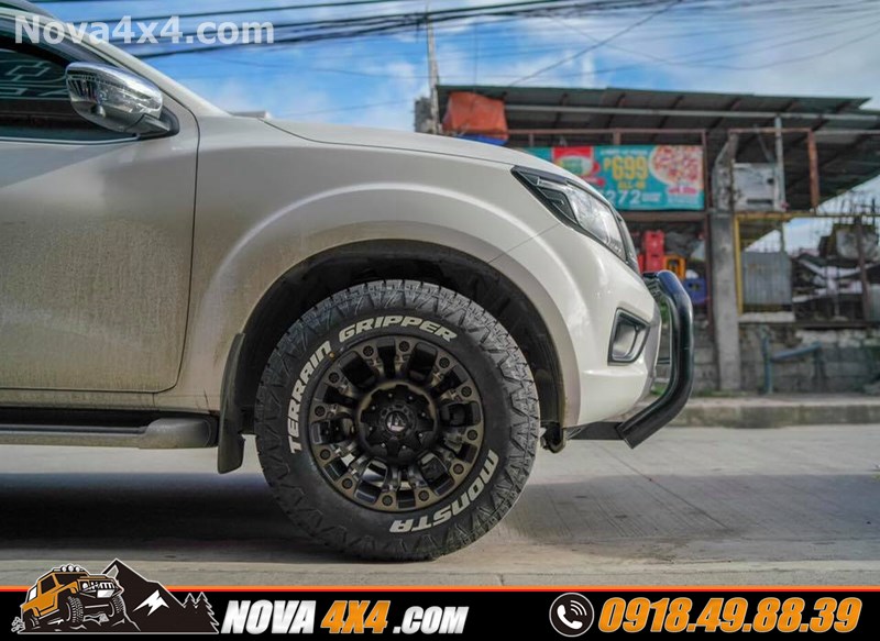 Xe bán tải Toyota hilux 2019 gắn mâm lốp 18 inch hầm hố