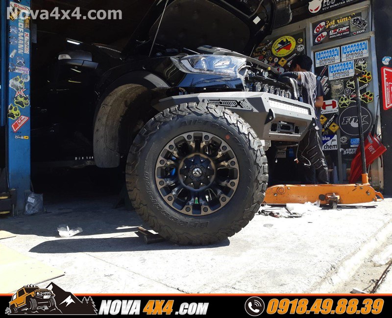 Hình ảnh xe dòng xe Hilux 2019 thay mâm Fuel và lốp độ nhập khẩu USA cực hầm hố