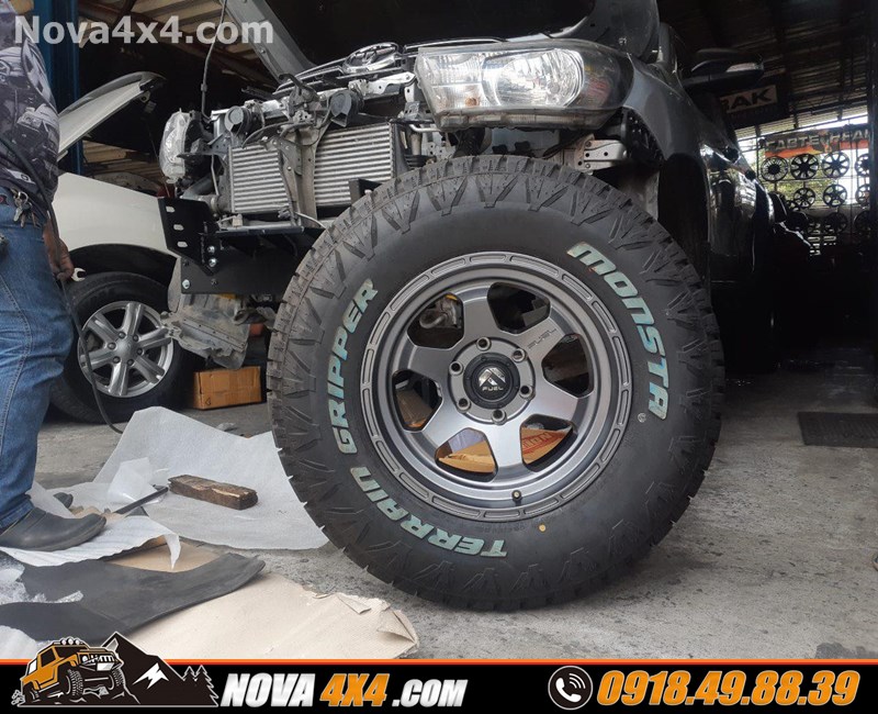 Hình ảnh xe bán tải Toyota Hilux 2019 gắn mâm Fuel và lốp độ chính hãng USA cực đẹp