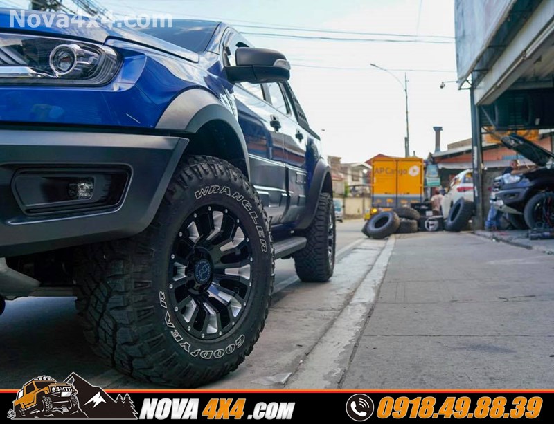 Hình ảnh xe xe Hilux 2018 2019 2020 thay mâm Fuel và lốp độ nhập khẩu USA cực đẹp